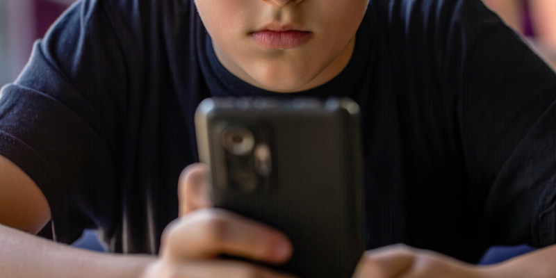 Avanço no SUS sobre dependências digitais reforça papel da Artmed na formação profissional