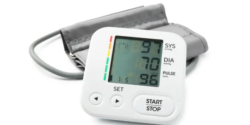 Aferição de sinais vitais: pressão arterial, temperatura, frequência cardíaca e saturação de oxigênio 